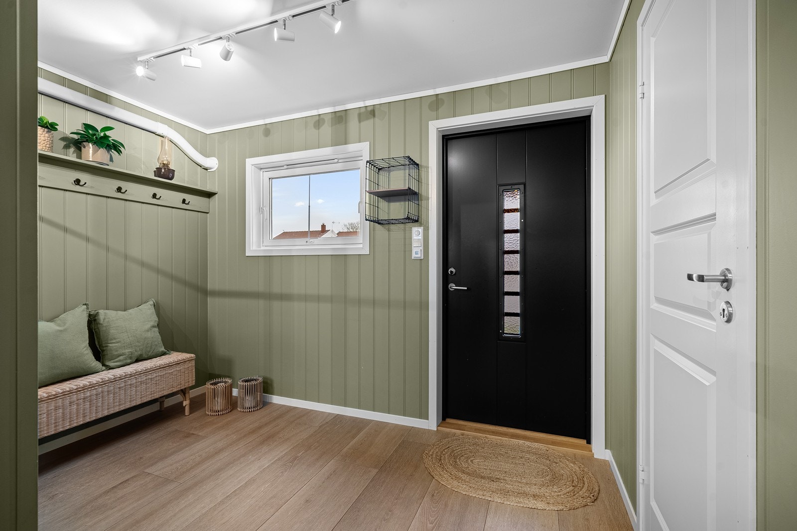 Gang med god plass til å henge fra seg yttertøy Galleribilde