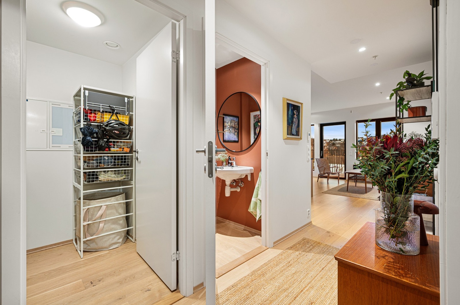 Praktisk bod inne i leiligheten, samt egen bod i kjeller. Galleribilde