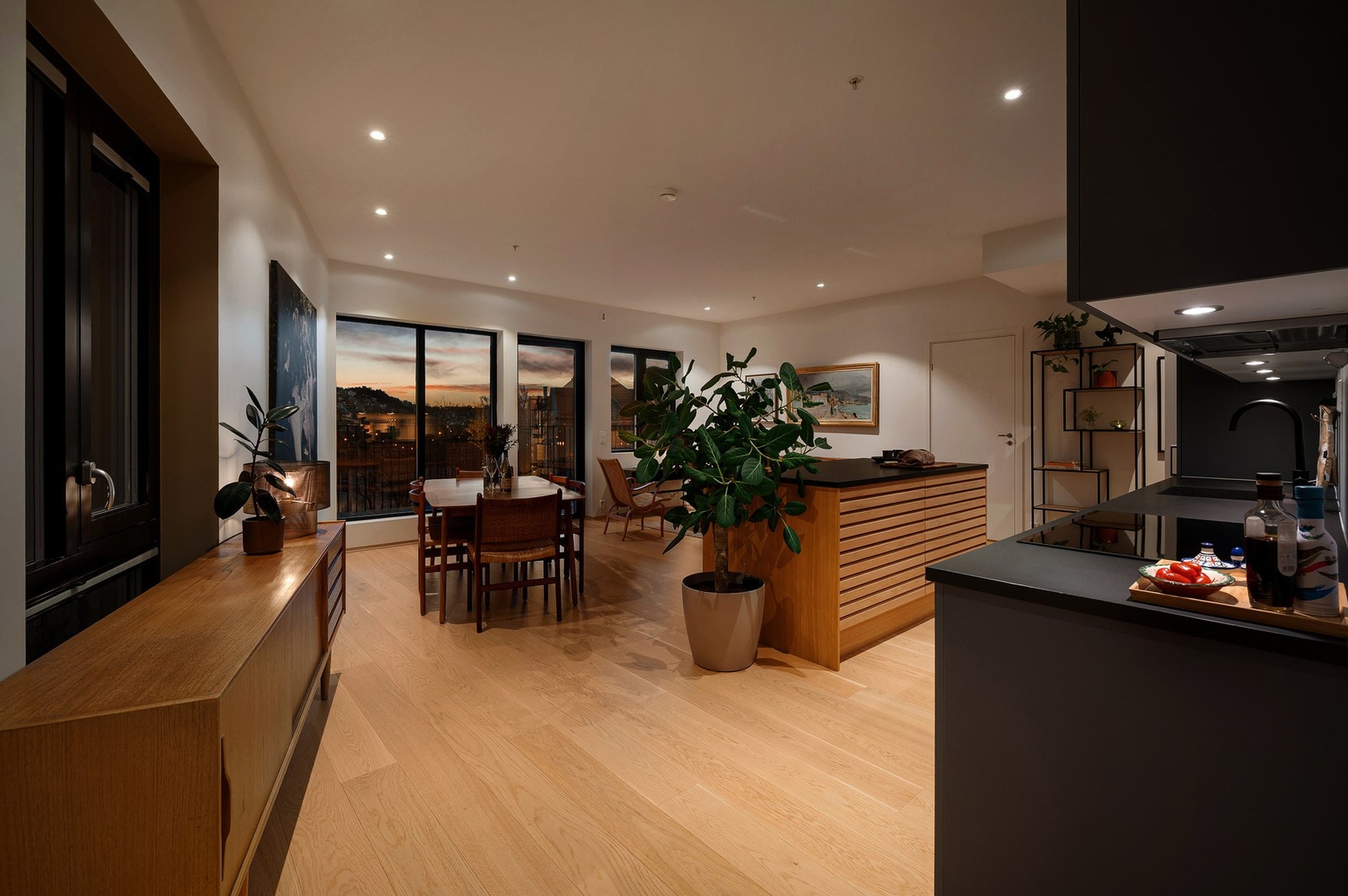 Her får du en fantastisk leilighet i 5.etasje med fine oppholdsrom som er lett å innrede. Galleribilde