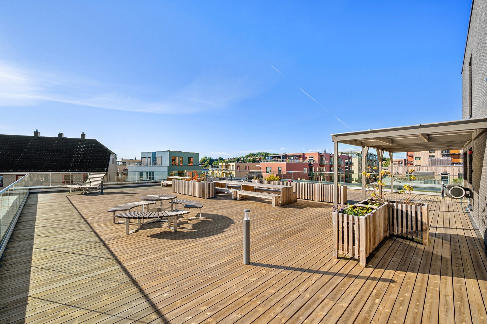 Takterrassen har nydelig utsikt og ligger praktisk til i samme etasje som leiligheten. Her kan man nyte solnedgangen. Galleribilde