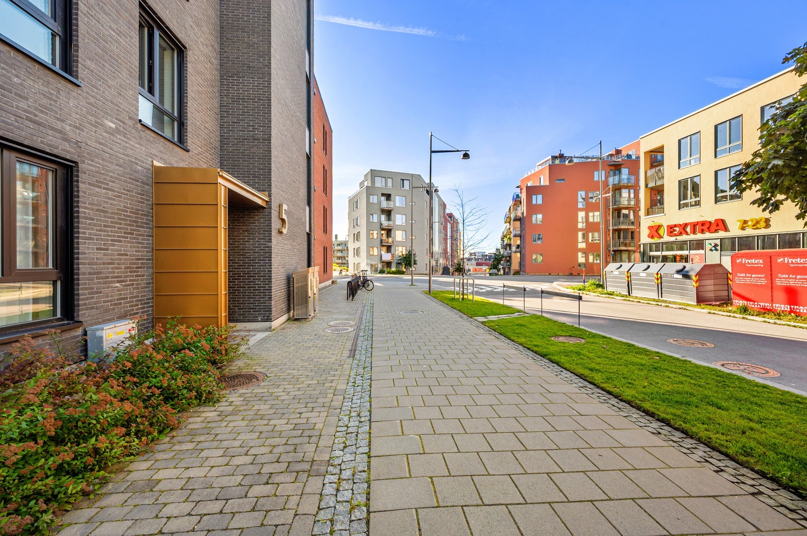 I nærområdet har du flere dagligvarebutikker, hvor Coop Extra ligger rett over gaten. Galleribilde