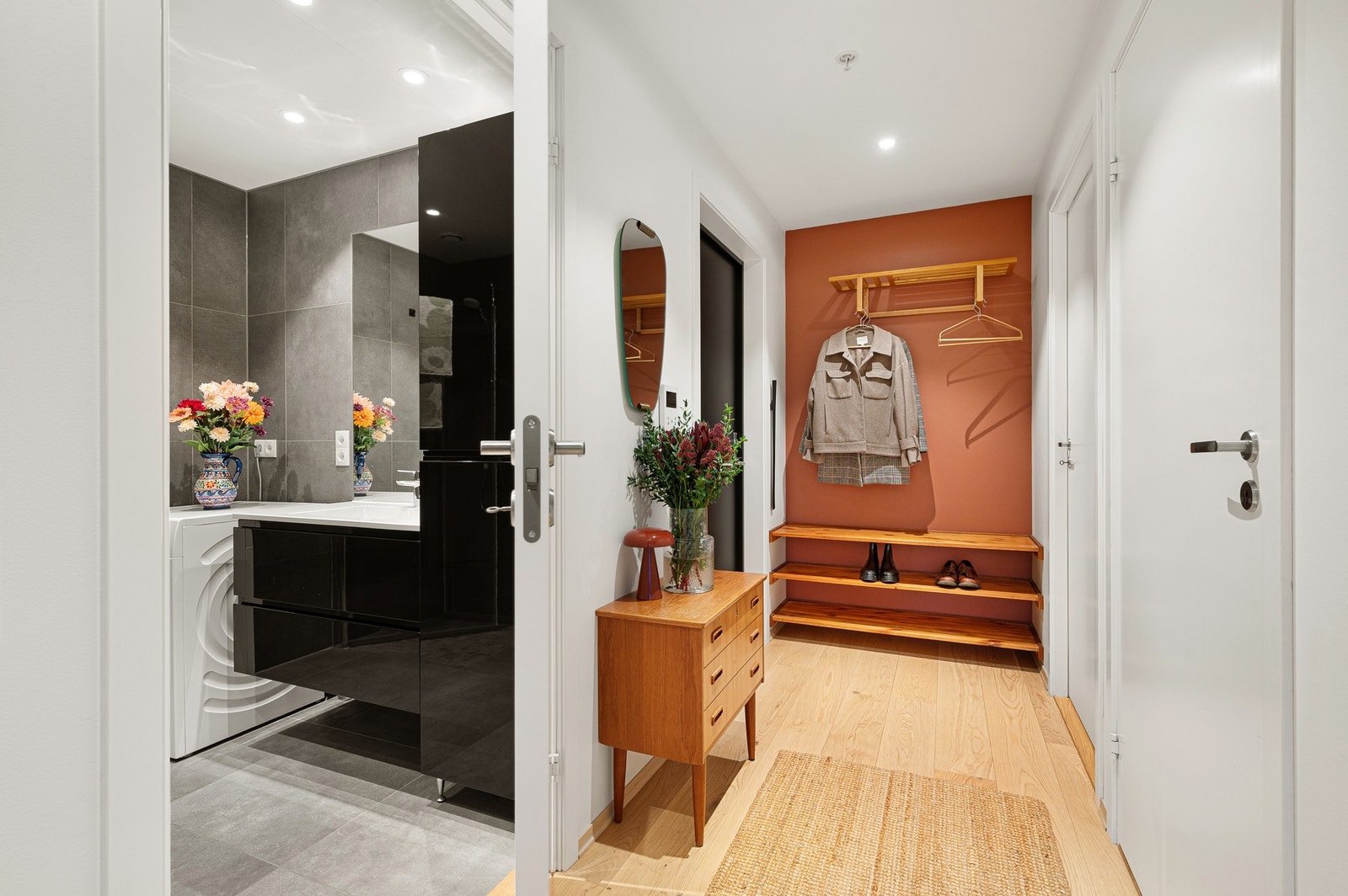 Lys og praktisk entré med plass til garderobe. Smart plassbygd skohylle. Galleribilde