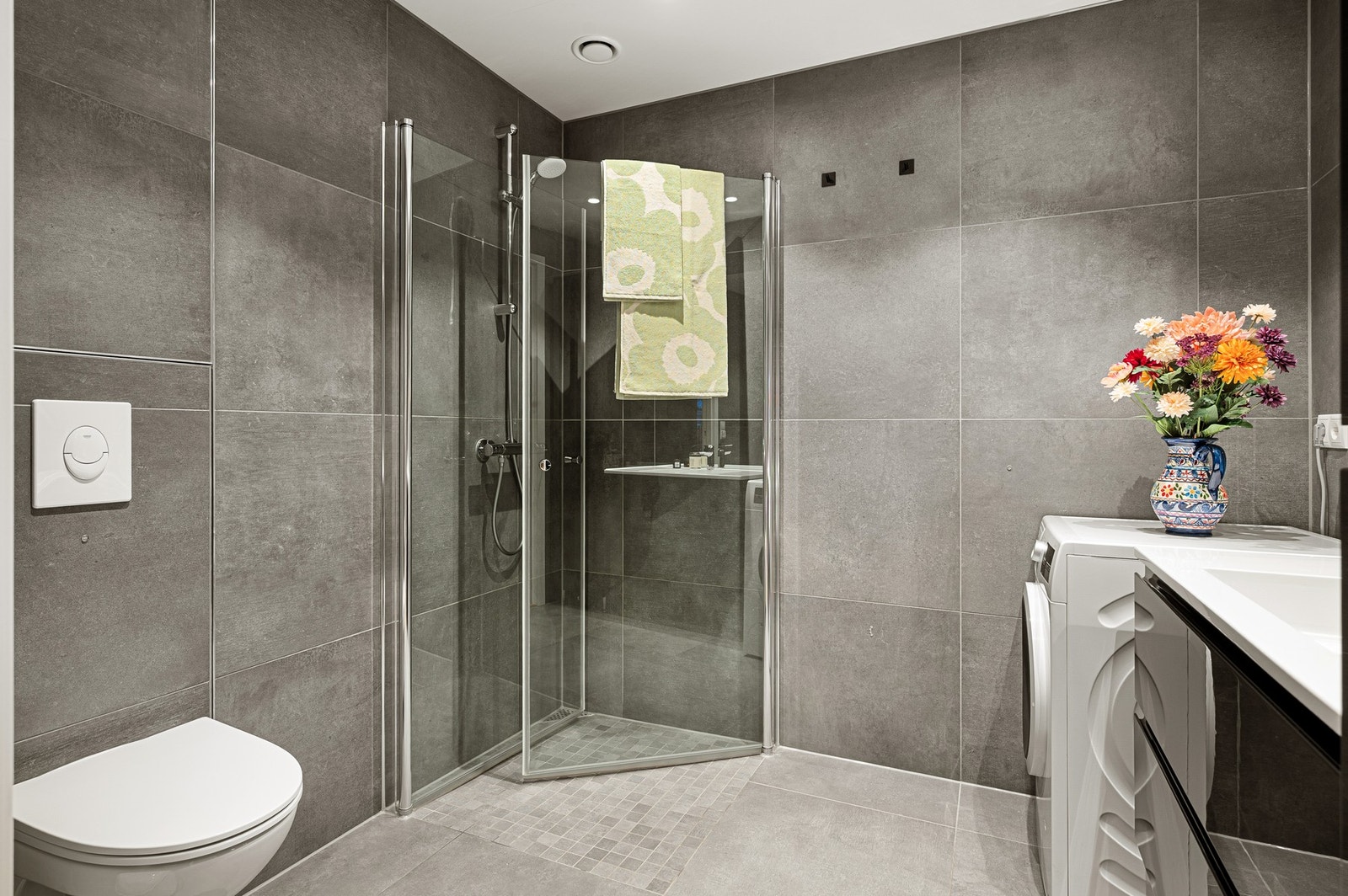 Baderommet har opplegg for vaskemaskin. Galleribilde