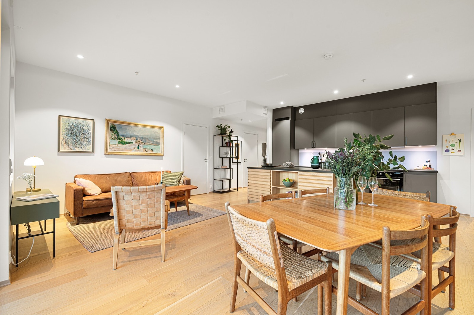 Stor stue og åpen kjøkkenløsning gjør dette rommet til et sosialt samlingspunkt. Galleribilde