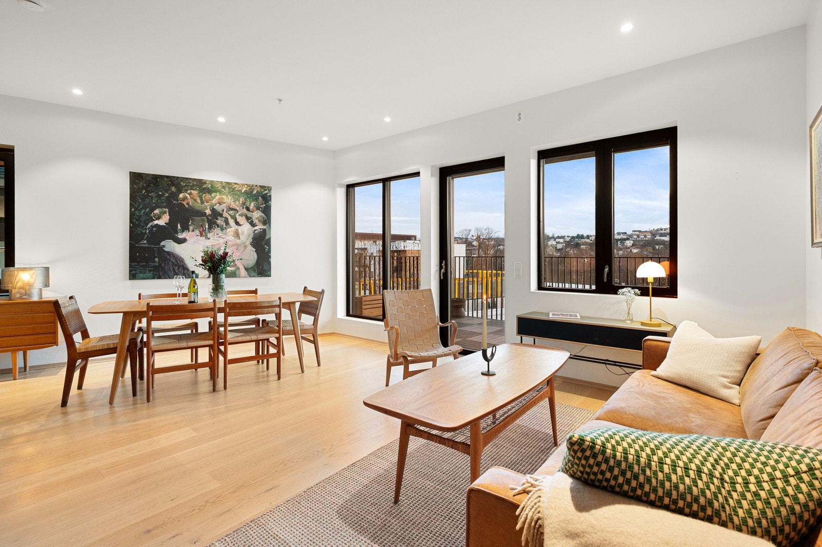 Delikat stue med flere store vindusflater som gir leiligheten et godt og naturlig lys. Galleribilde