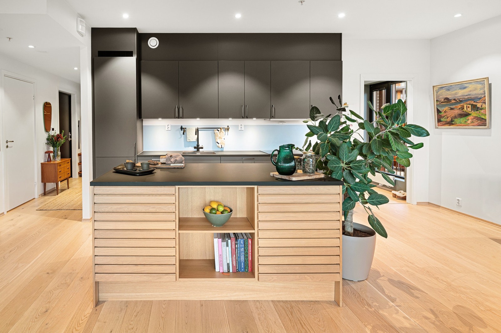 Eksklusiv kjøkkenøy fra Svane Kjøkken med heltre eikelameller gir ekstra benkeplass og smart oppbevaring. Galleribilde