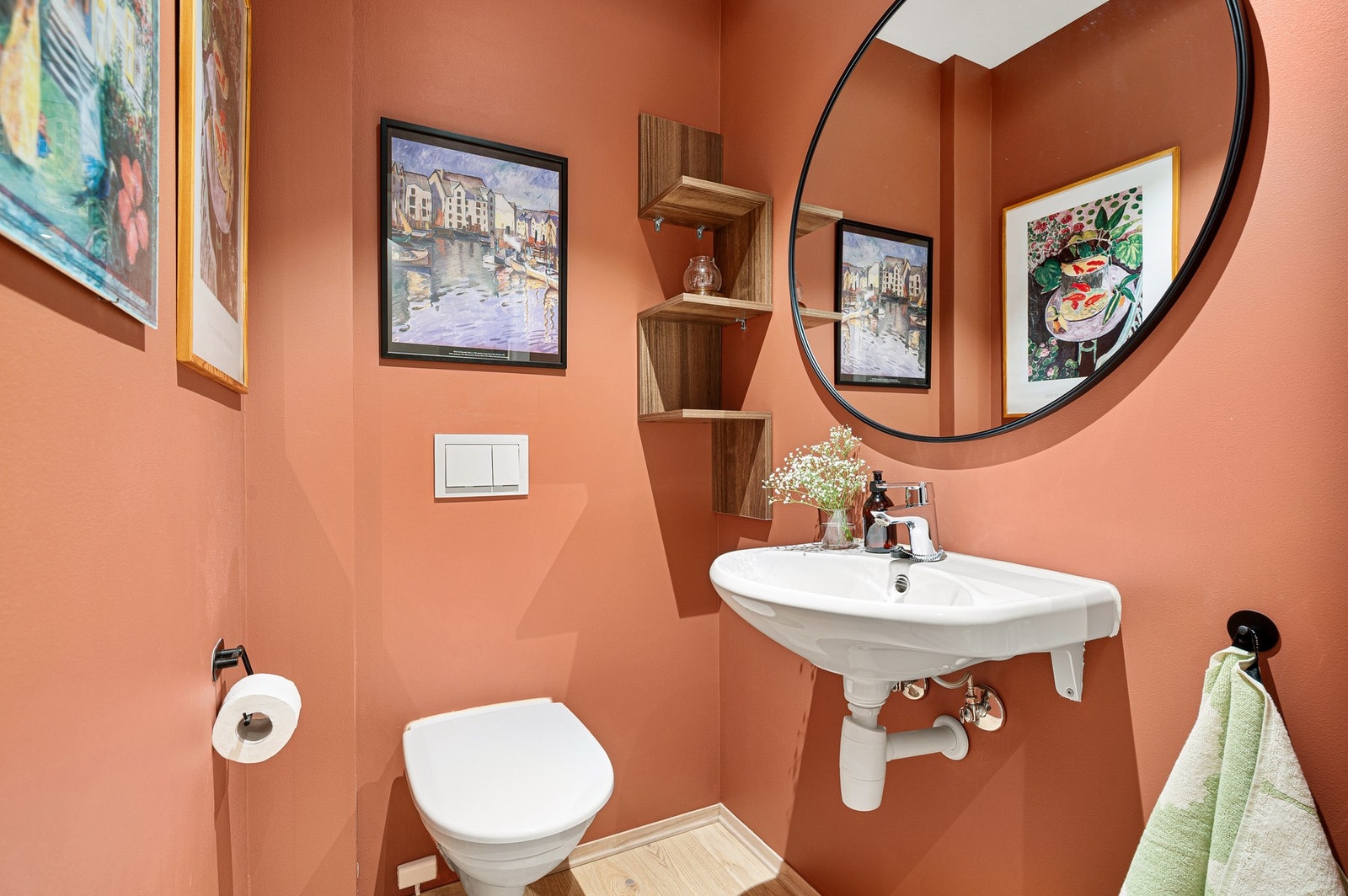 Praktisk gjestetoalett med vegghengt WC og servant. TG0 Galleribilde