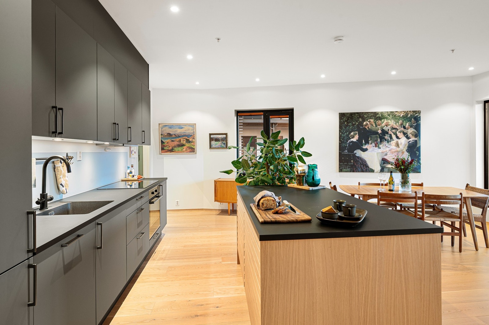 Stilrent kjøkken fra HTH med rikelig skapplass, oppgraderte fronter og ekstra bred platetopp Galleribilde