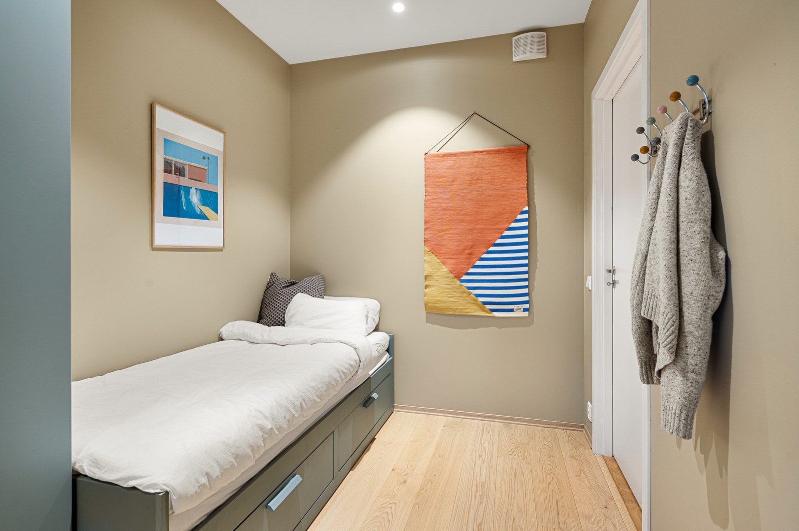 God plass til seng, garderobeløsning og kontorpult. Galleribilde