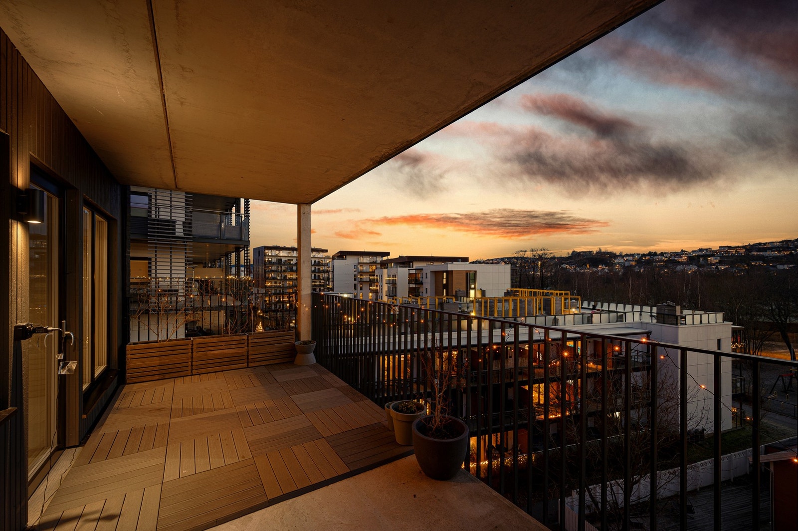 Koselig kveldsfoto av balkongen. Galleribilde