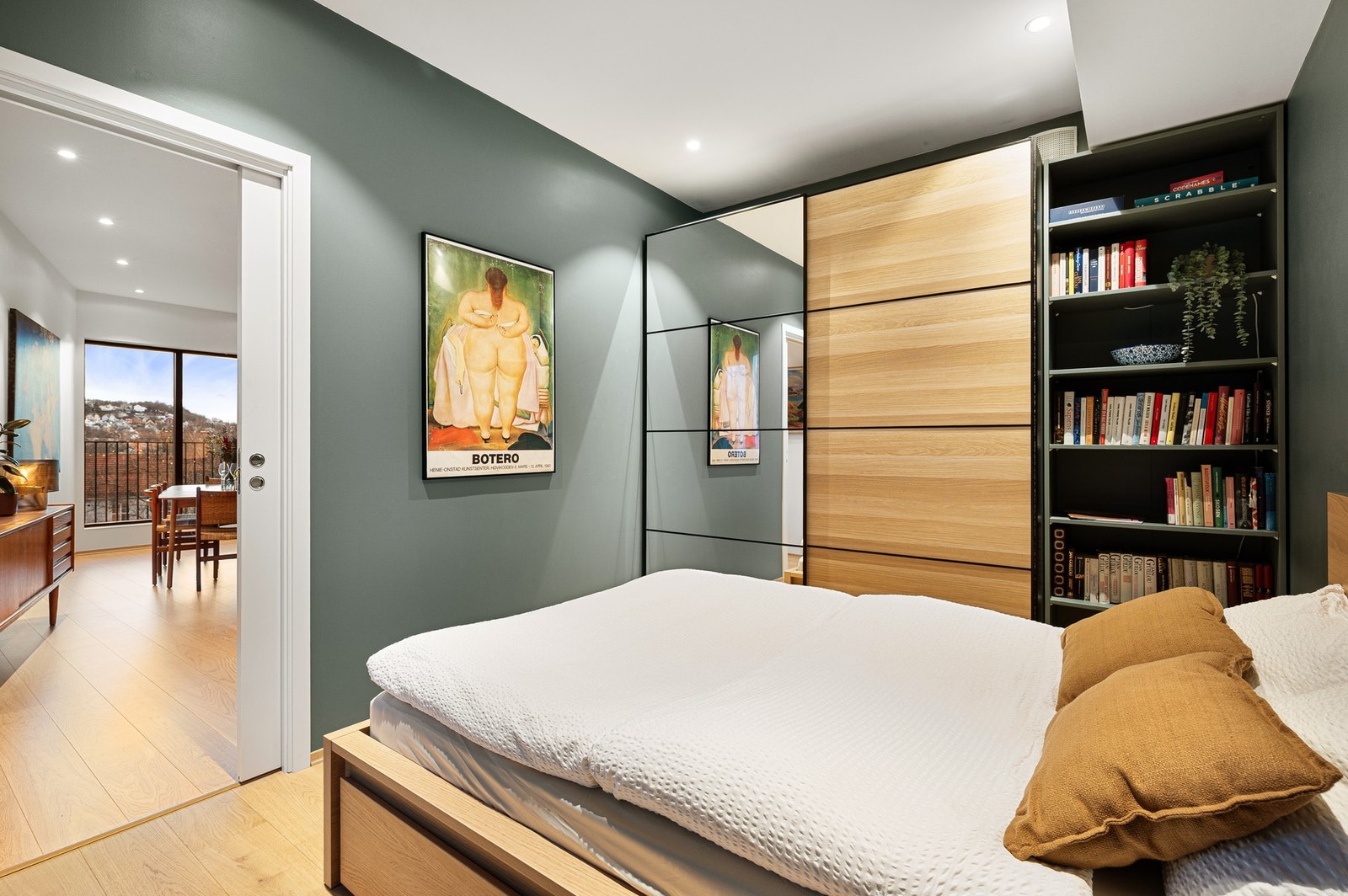 God plass til stor seng og garderobeløsning. Galleribilde