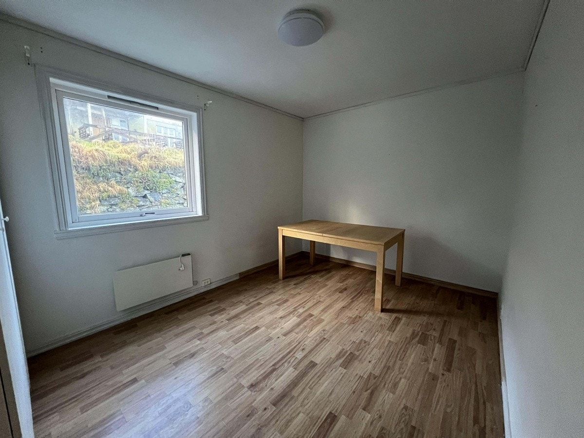 Soverom 2 med garderobeskap Galleribilde