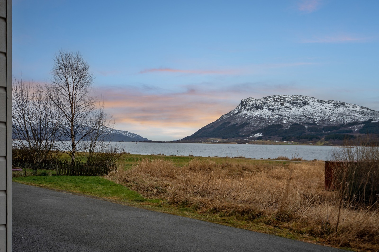 En hjørneleilighet med vakker utsikt i et populært borettslag, 2 soverom og egen parkering! Galleribilde