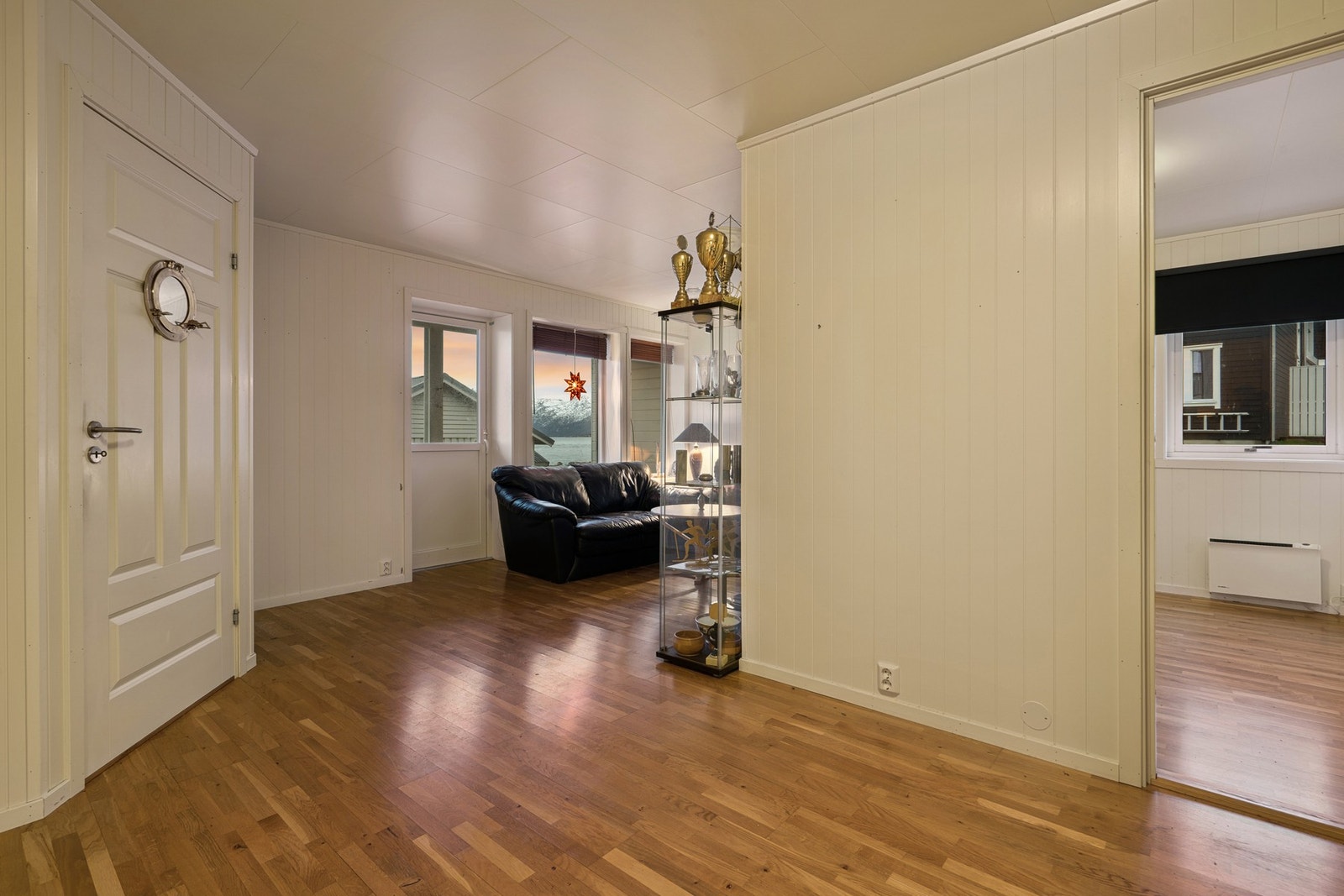 Leiligheten har en åpen kjøkken- og stueløsning Galleribilde