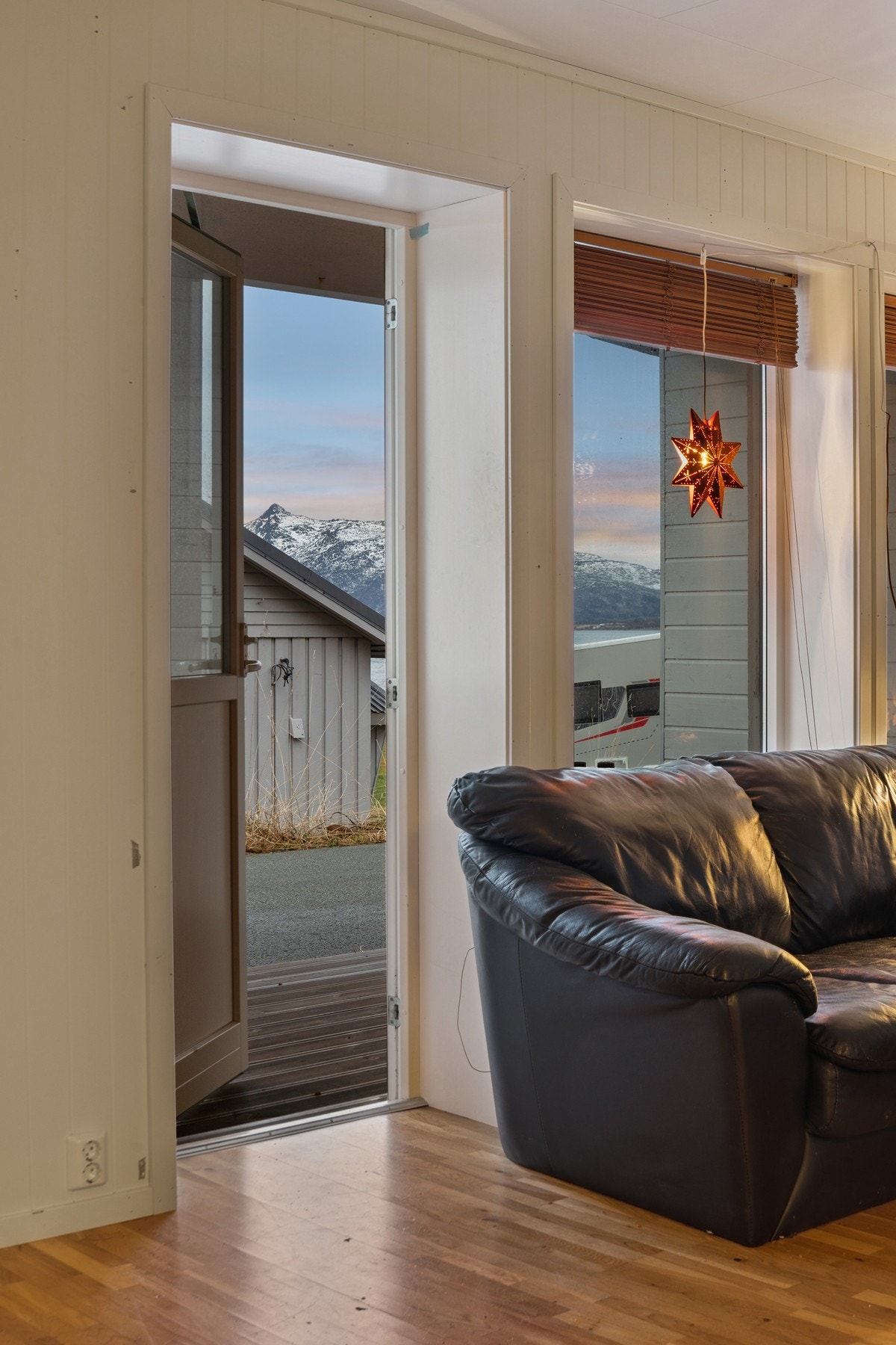 Fra stuen er det utgang til en terrasse på 12 kvm Galleribilde