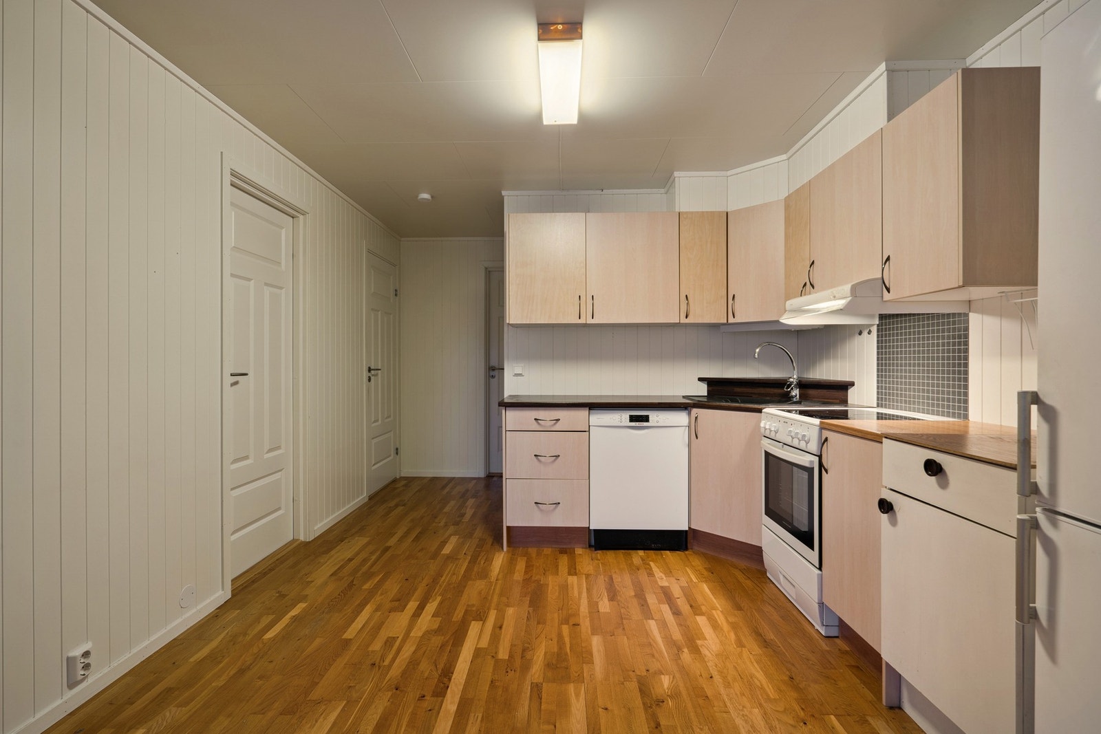 Kjøkkeninnredning av laminerte skrog og slette fronter Galleribilde