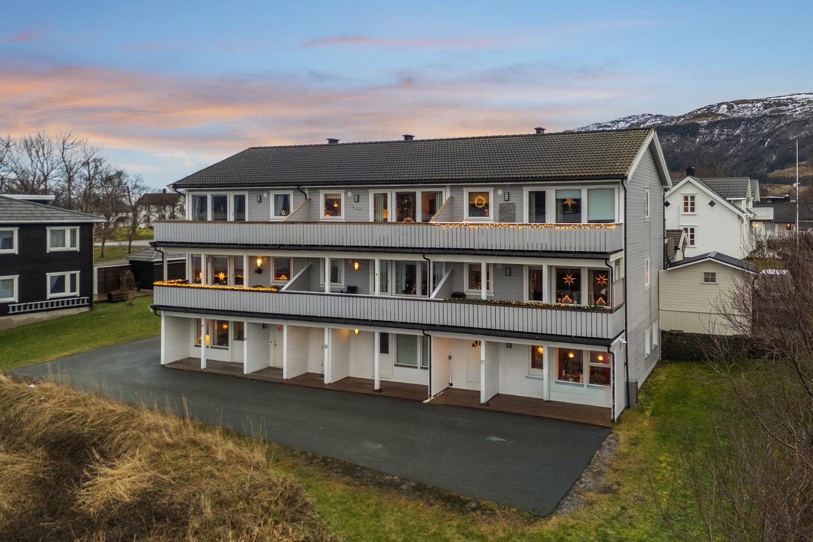 EiendomsMegler 1 v/ Irene Sommerro har gleden av å presentere Strandvegen 4A! Foto: EFKT Galleribilde