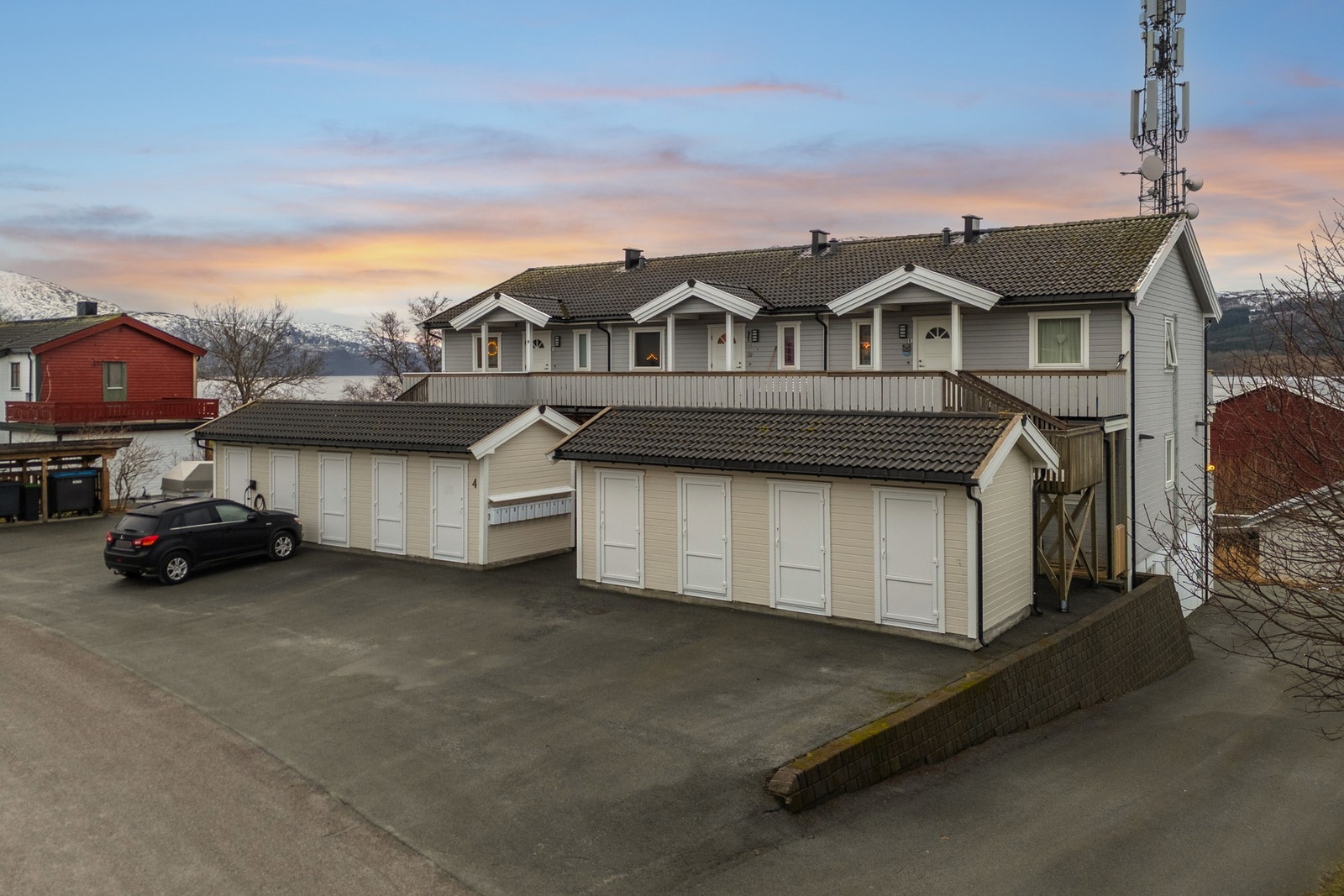 Egen parkeringsplass og bod i rekke Galleribilde