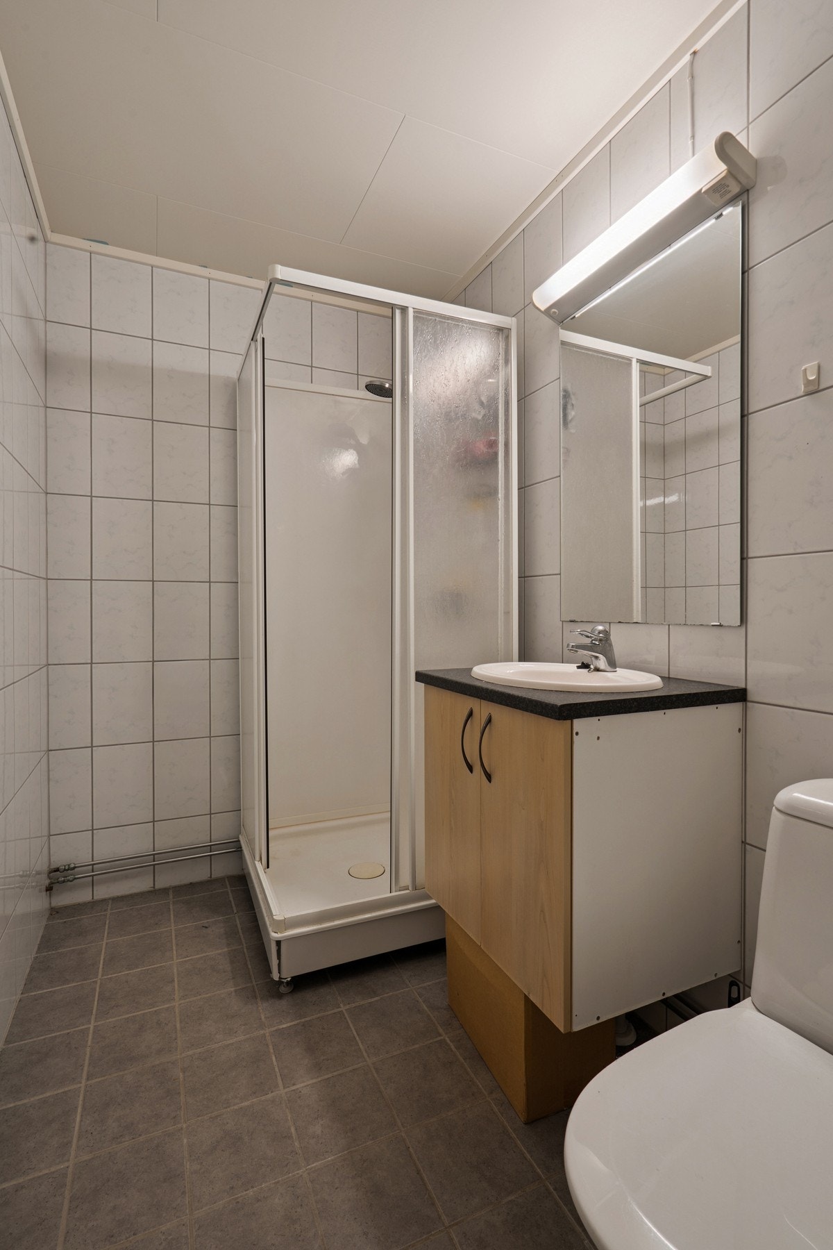 Badet har termostatstyrte varmekabler i gulv Galleribilde