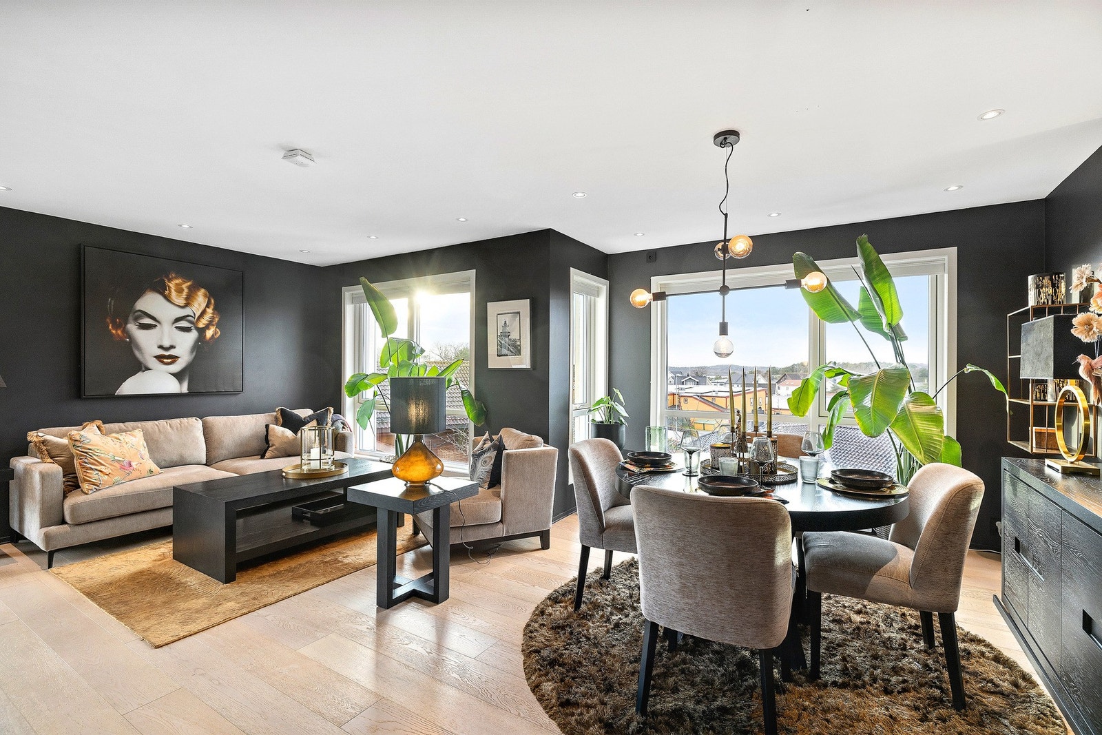 Stua er boligens naturlige samlingspunkt. Store vindusflater gir flott lysinnslipp og understreker den moderne atmosfæren. Galleribilde