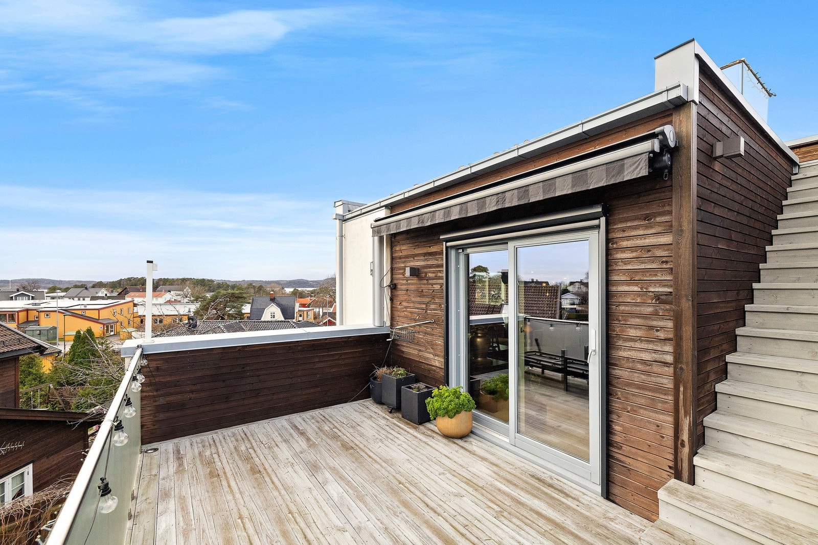 Det er enkelt adkomst til begge terrassene fra boligens hovedetasje - i denne etasjen har du også kjøkken som gjør det enkelt å frakte mat og drikke til og fra uteplassene. Galleribilde