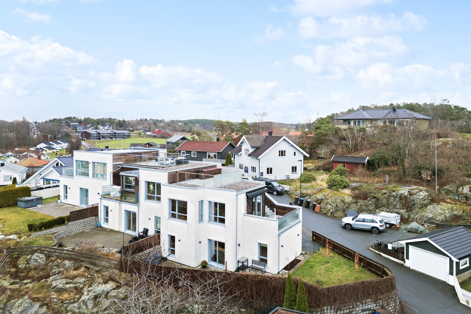 Her får du både takterrasse, markterrasse og umiddelbar nærhet til koselig hage - perfekte rammer for å nyte fine dager utendørs. Galleribilde