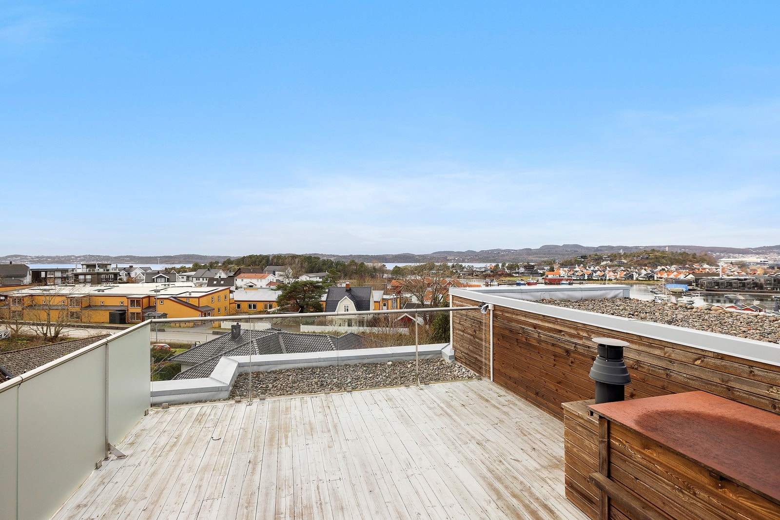 Her kan du nyte sol fra morgen til kveld, supere utsiktsforhold og en unik arena for avslapning, grilling og hyggelige kvelder. Galleribilde