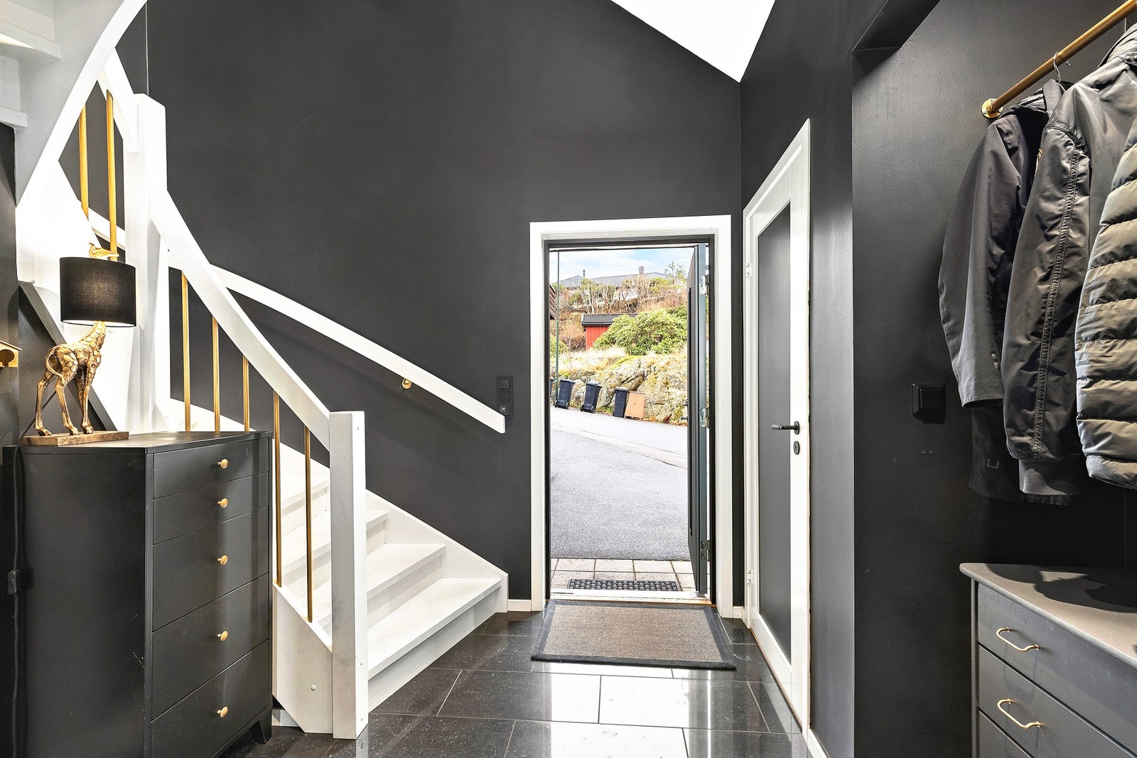 Entréen gir et godt førsteinntrykk av boligen. Galleribilde