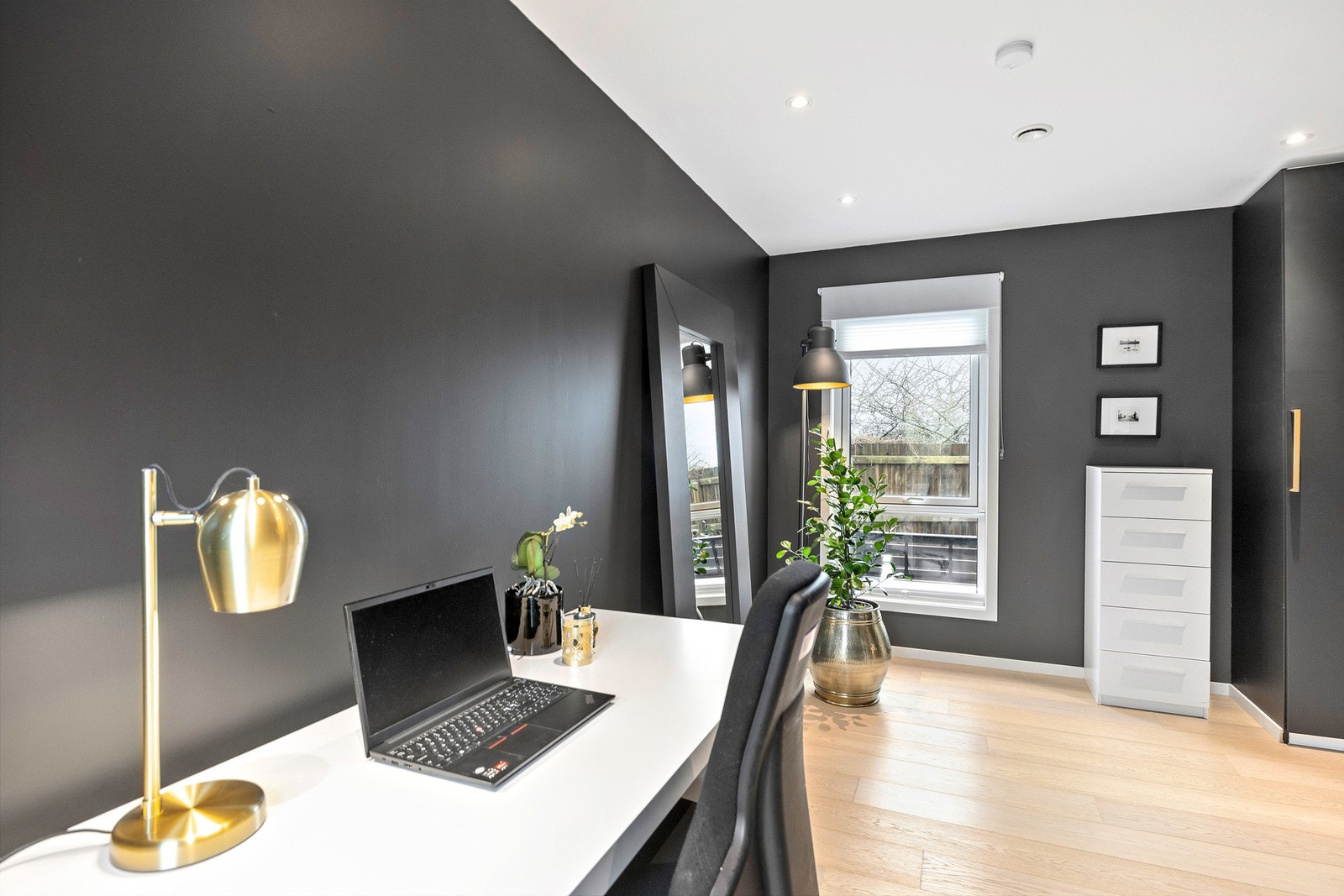 Boligen har eget kontor for hjemmearbeid eller hobby. Galleribilde