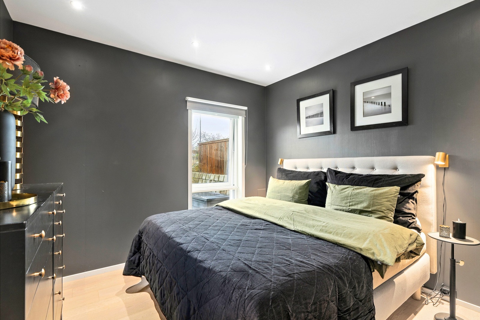 Boligens hovedsoverom er delikat innredet. Galleribilde