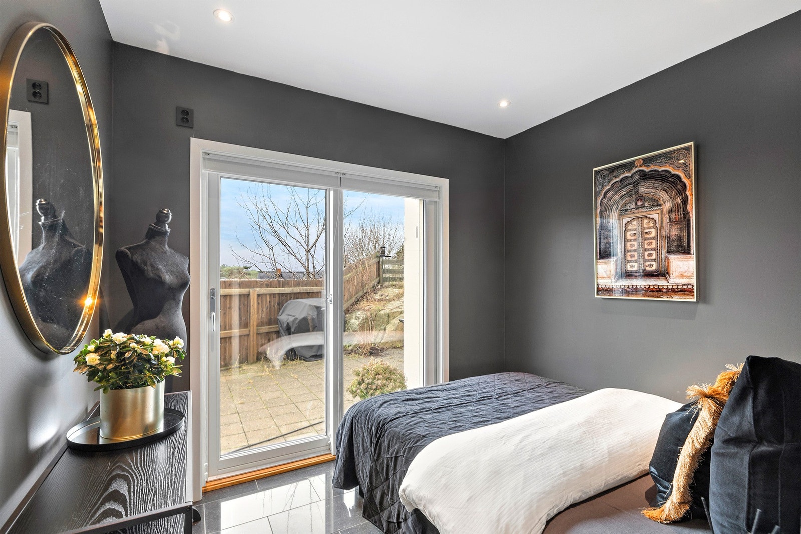 Dette soverommet har egen utgang til markterrassen, så her kan du rusle rett ut i morgenkåpa en tidlig sommermorgen. Galleribilde