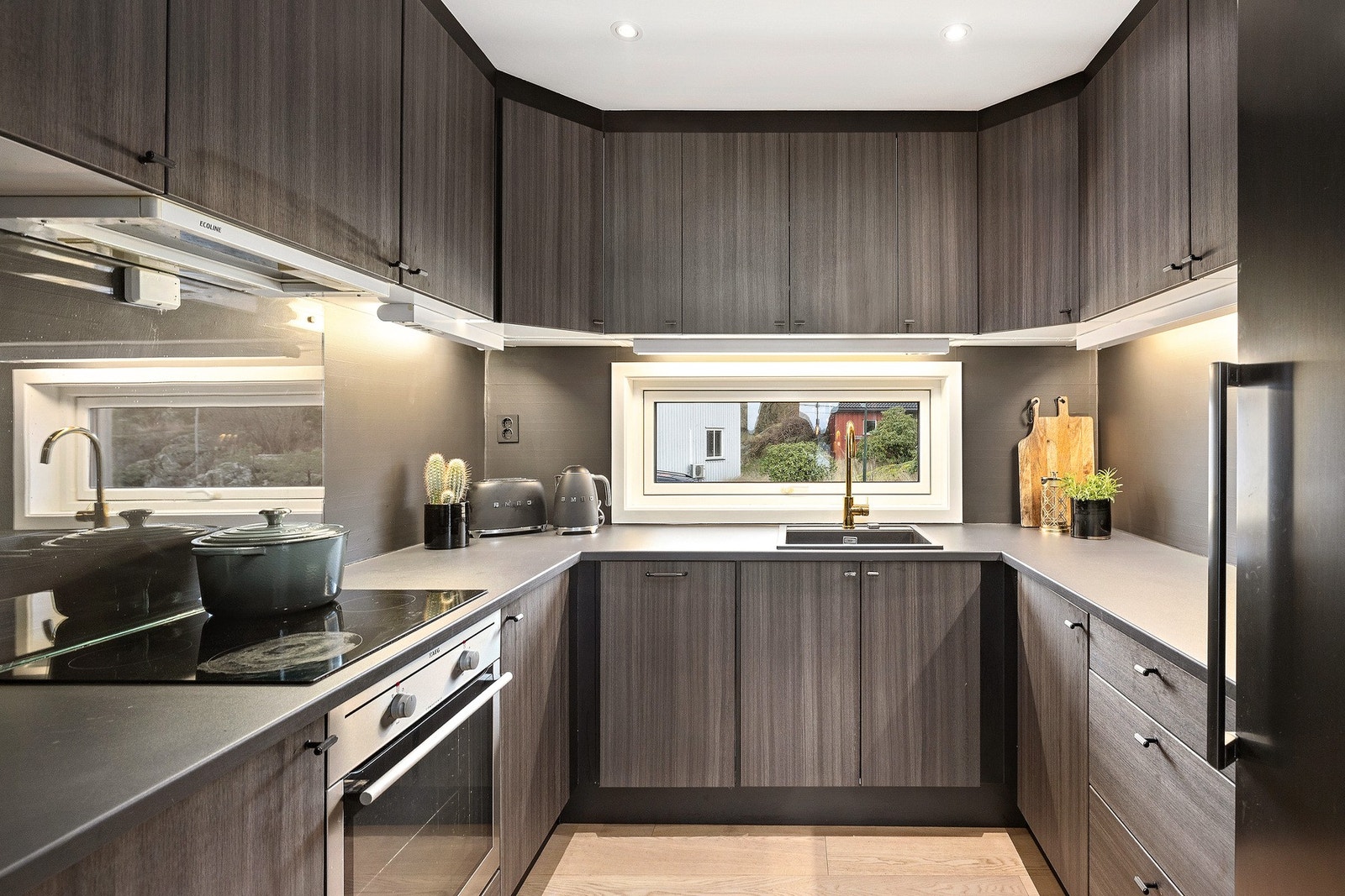 Kjøkkenet ligger i åpen løsning med stua og er midt i blinken for deg som er glad i å lage mat. Galleribilde