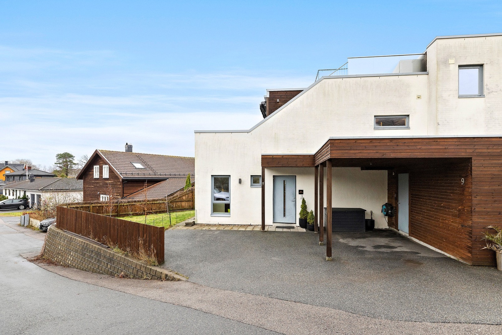 Det er gode parkeringsmuligheter med carport med tilhørende bod - ideell for oppbevaring av sportsutstyr, verktøy og sesongartikler. Galleribilde