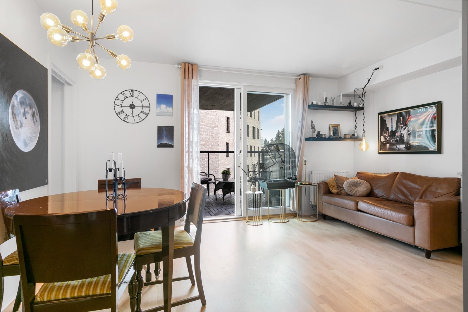 Lys og pen stue med plass for sofagruppe og spisebord. Galleribilde