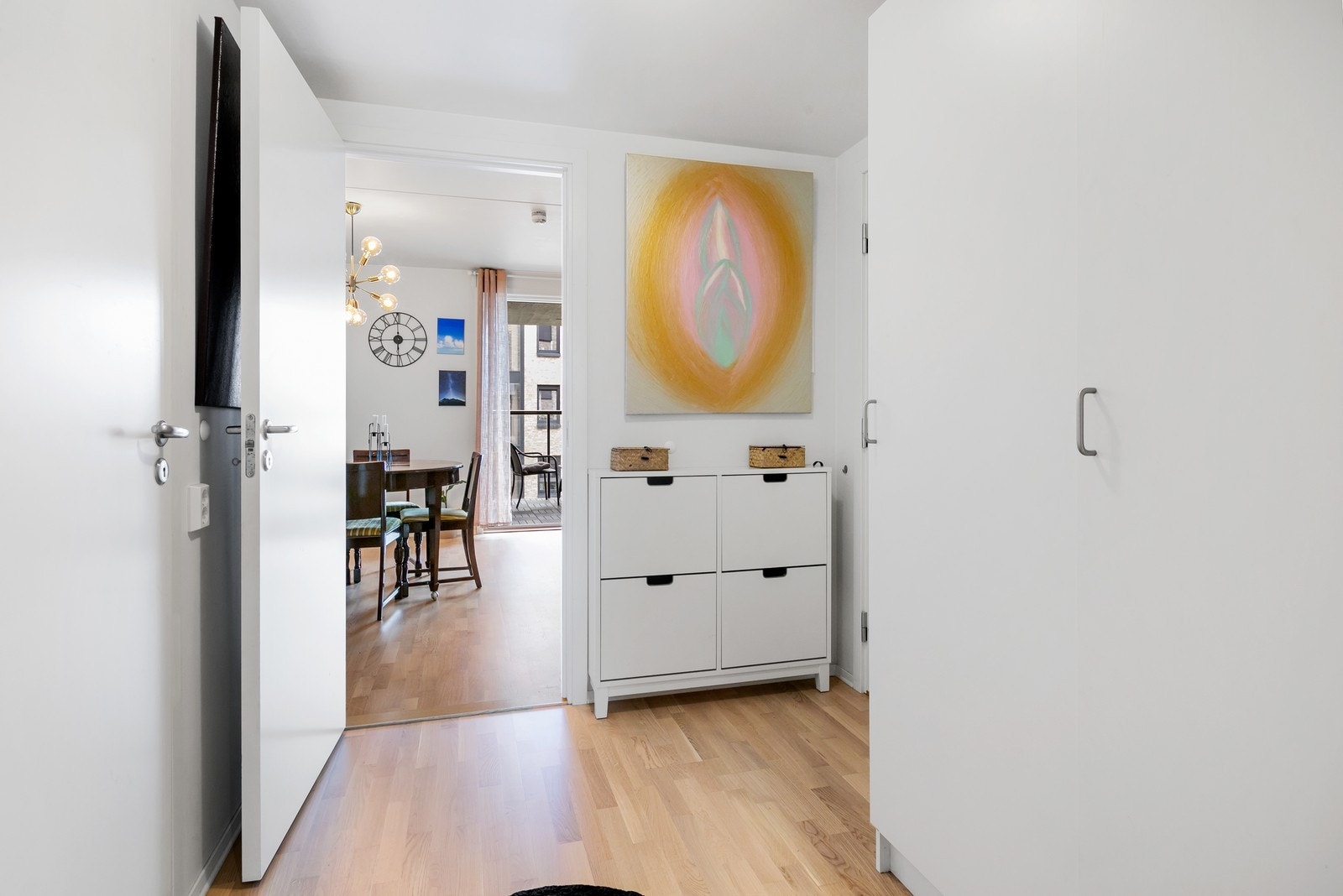 Romslig entré med garderobeskap. Galleribilde