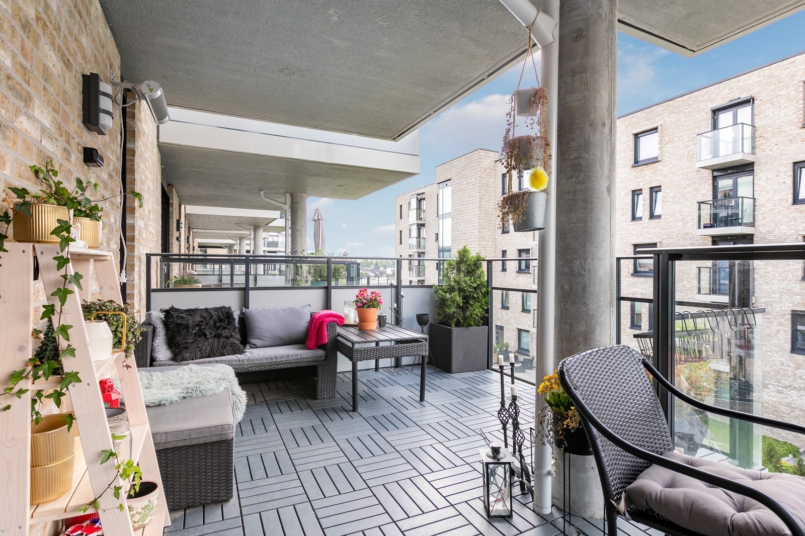 Terrassen er stor nok for flere sittegrupper og grill. Galleribilde