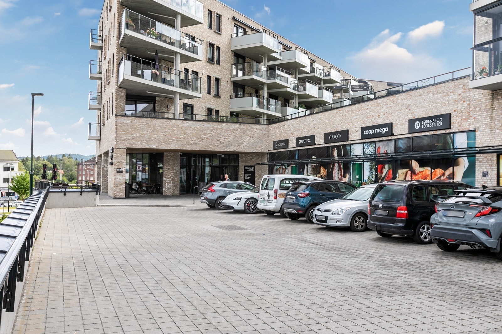 Godt utvalg av butikker og servicetilbud i bygget. Galleribilde