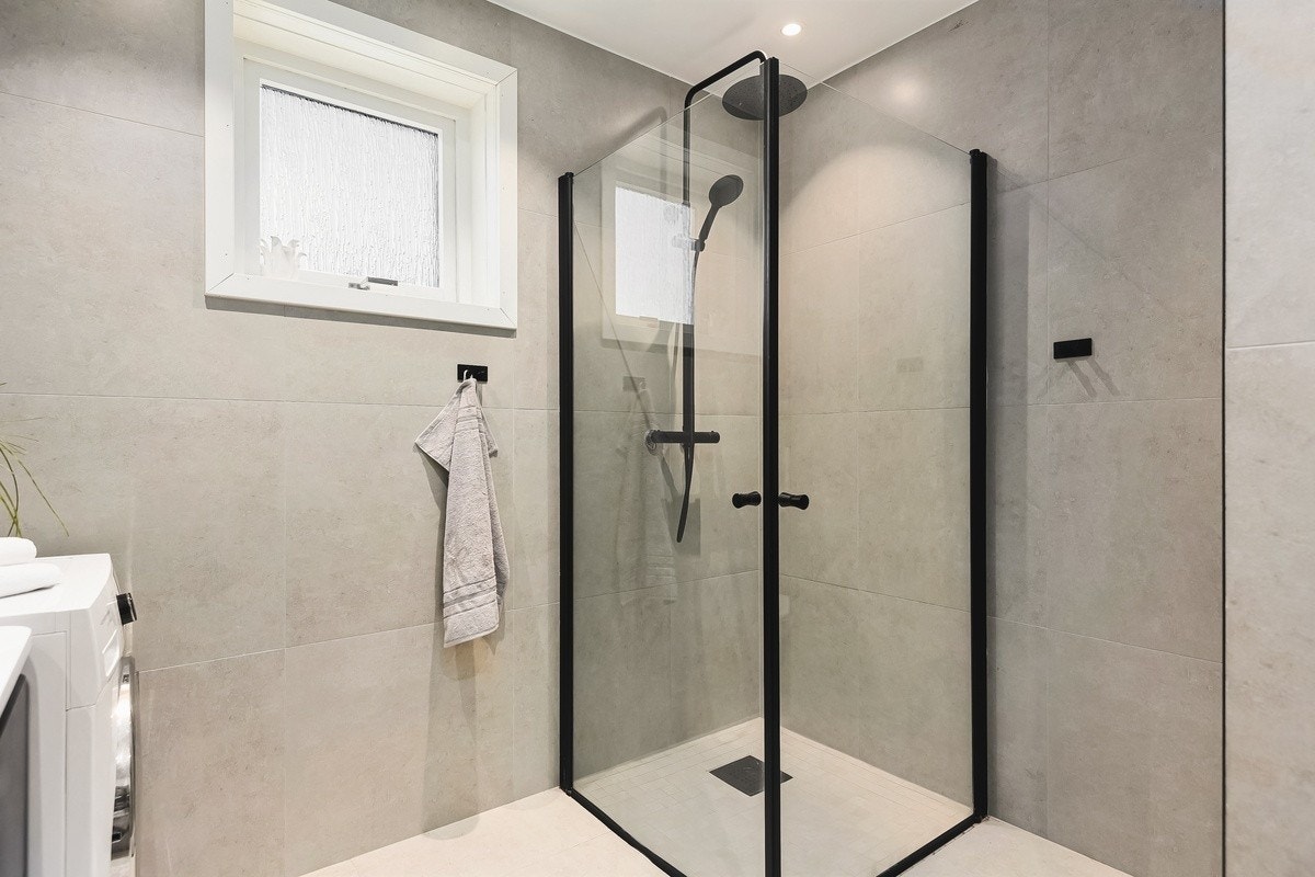 Totalrenovert baderom med høy standard. Store flis, dimbare spotter i tak, varme i gulv. Innfellbare dusgvegger i glass. Galleribilde