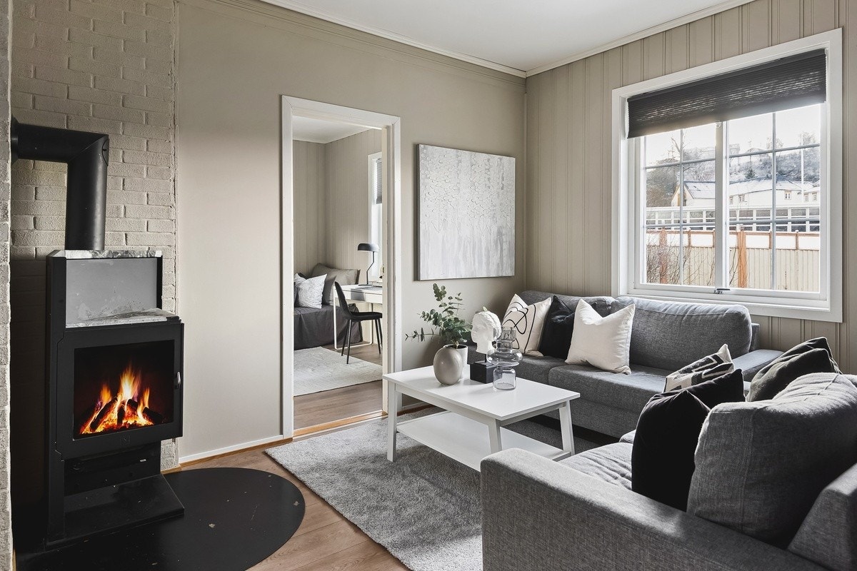 Leiligheten har gjennomgående høy standard med store vinduer som gir mye lysinnslipp og stor takhøyde. Galleribilde