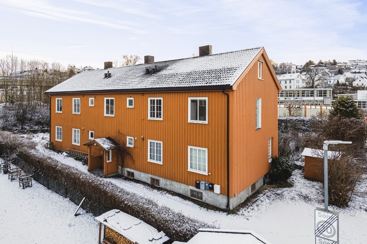 Thomas Hirsch gate 1 har en svært etterspurt beliggenhet med knutepunkt for buss rett ved huset som forøvrig tar deg med til hele Trondheim. Flybuss rett utenfor døra. Galleribilde