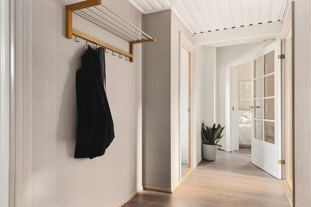 Velkommen inn! Romslig entré med god plass for å oppbevare ytterklær og sko. Oppheng for yttertøy og skohyller følger leiligheten. Galleribilde