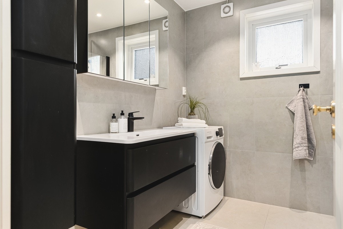 Totalrenovert baderom med høy standard. Store flis, dimbare spotter i tak, varme i gulv. Innfellbare dusgvegger i glass. Galleribilde