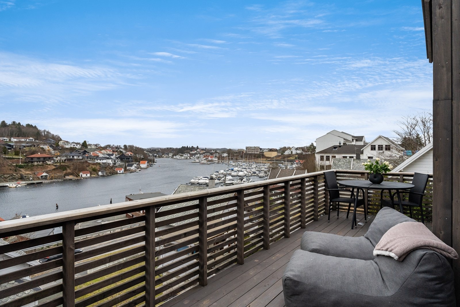 En stilfull og smakfullt innredet halvpart av tomannsbolig med nydelig sjøutsikt! Galleribilde