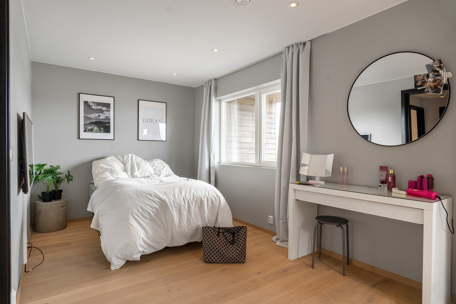 Romslig soverom/kjellerstue som har utgang til terrasse med sjøutsikt (deler av rommet er ikke godkjent - ref pkt. ferdigattest) Galleribilde