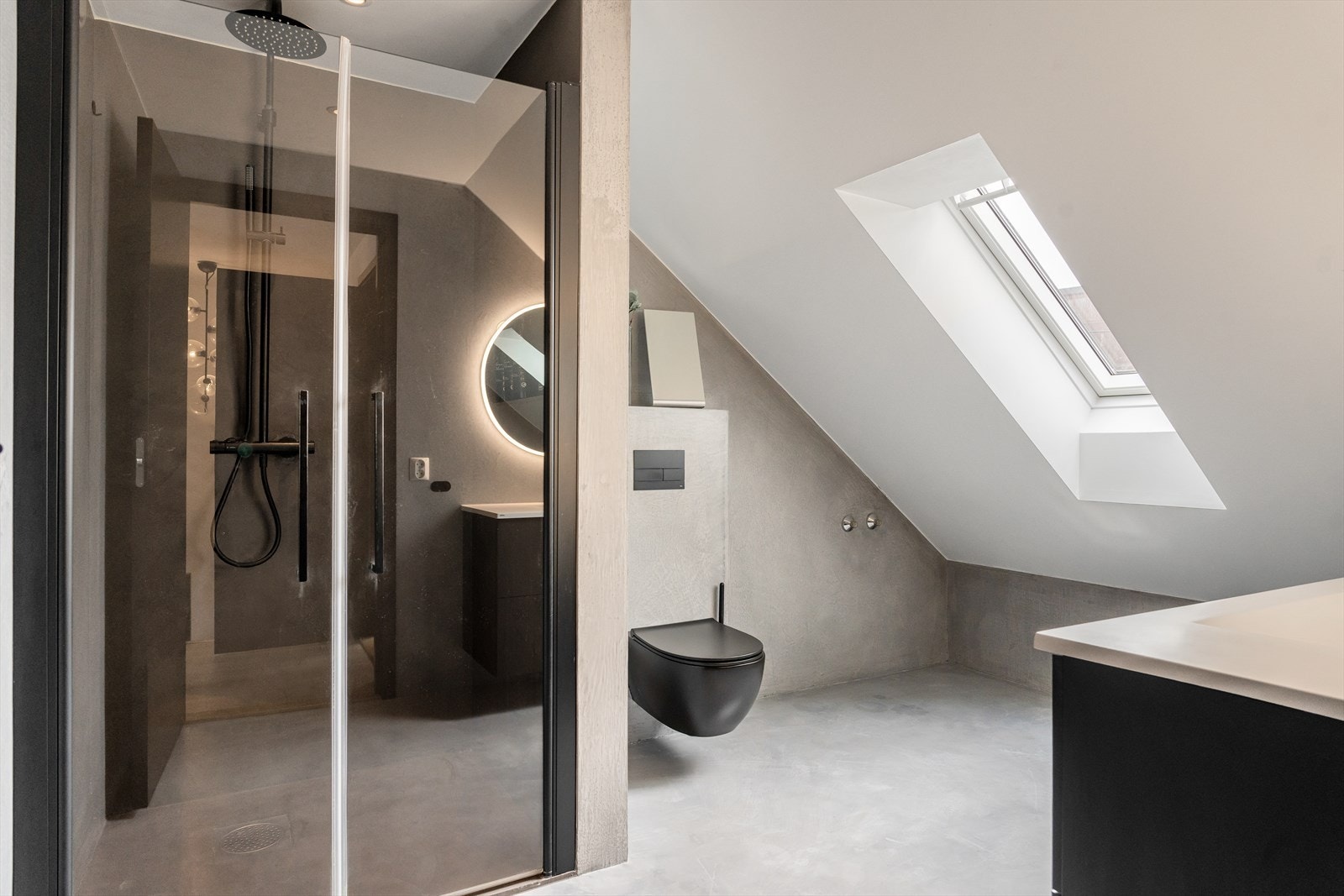 Vegghengt toalett, seksjon med servant og dusj. Mulighet for badekar (rør ligger klare i vegg) Galleribilde