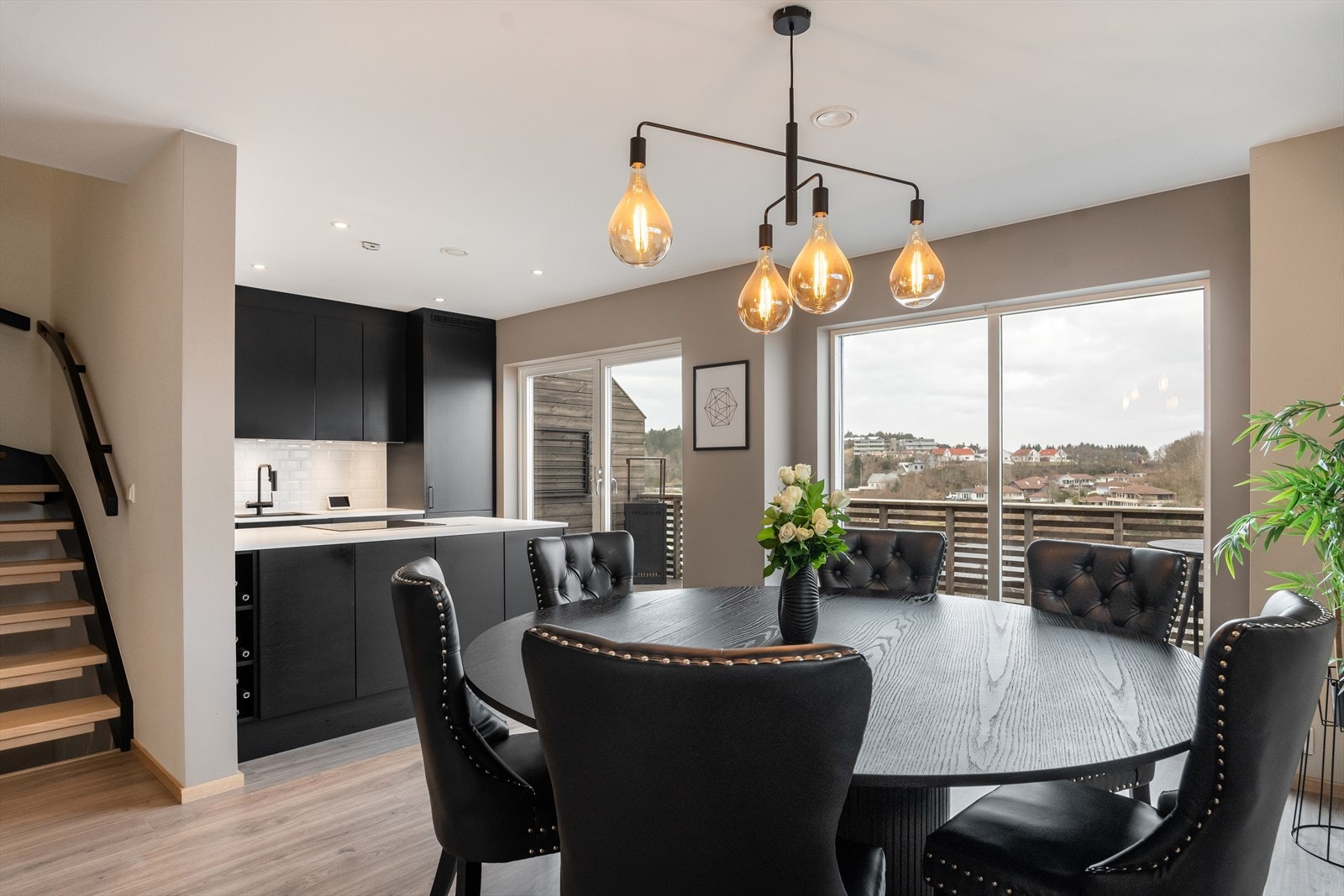 Stue og kjøkken i åpen løsning Galleribilde