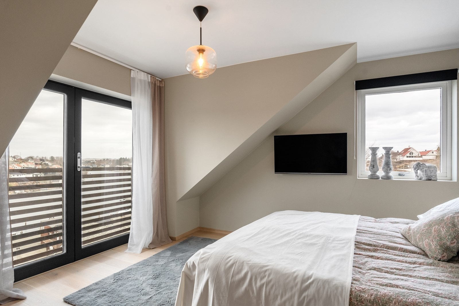 Innbydende hovedsoverom med luftebalkong og fantastisk sjøutsikt! Galleribilde