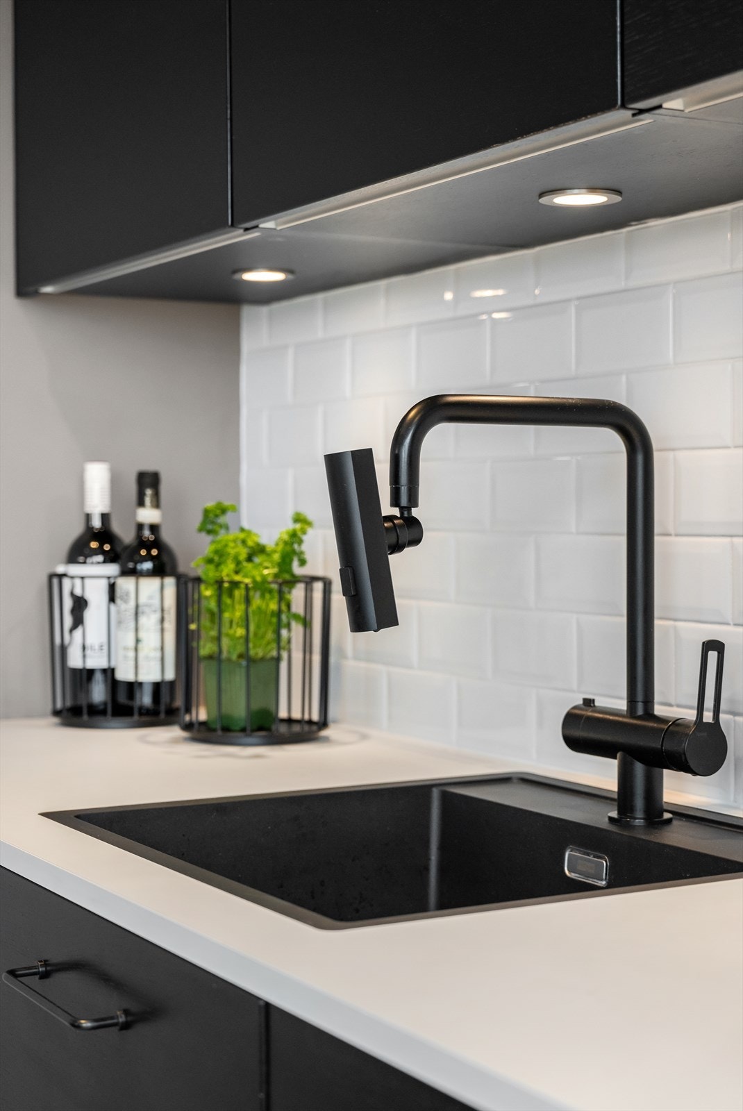 Fliser på vegg under overskap Galleribilde