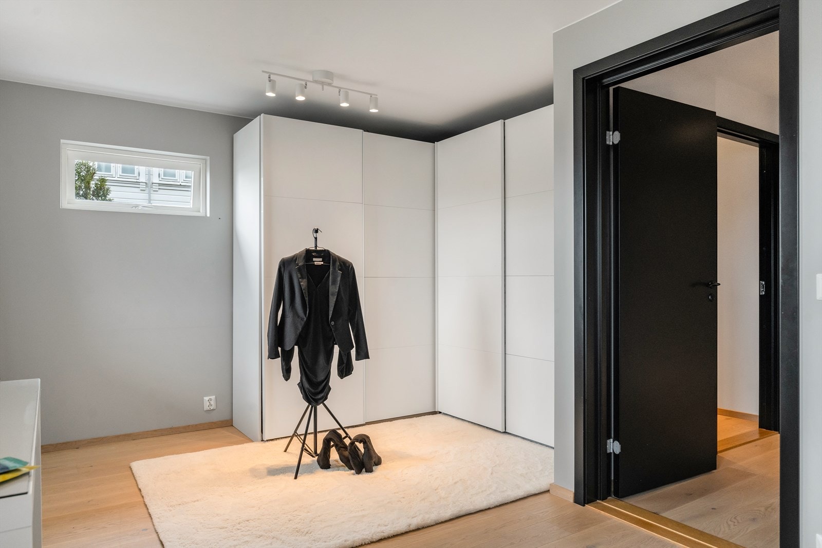 Rommet er innredet med stort garderobeskap Galleribilde