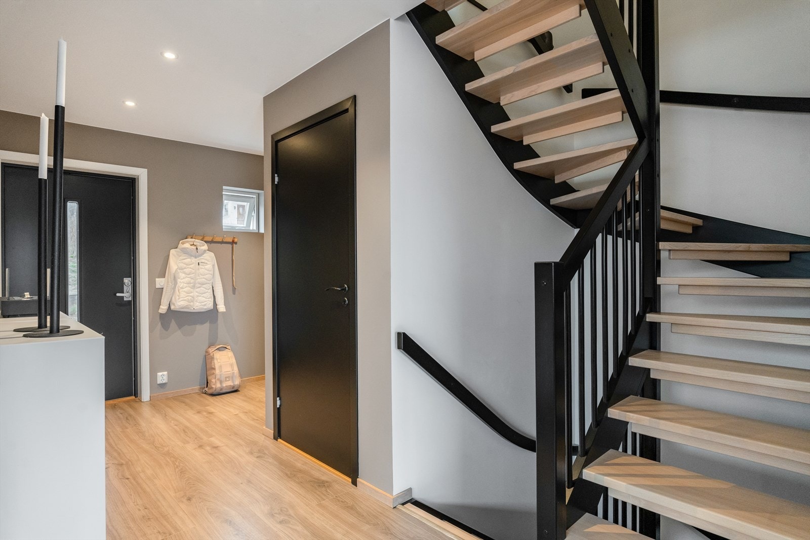 Innvendige dører i sort utførelse Galleribilde